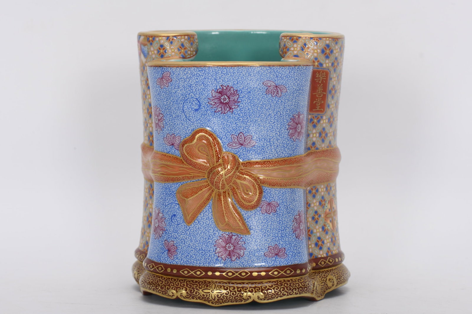 A Exquisite Famille-Rose Painted Gold Flower pattern Brush Pot: A Exquisite Famille-Rose Painted Gold Flower pattern Brush Pot,Qing Dynasty, China,Qianlong Six-character Mark,Size:4.3inx3.3inx3.6in 
