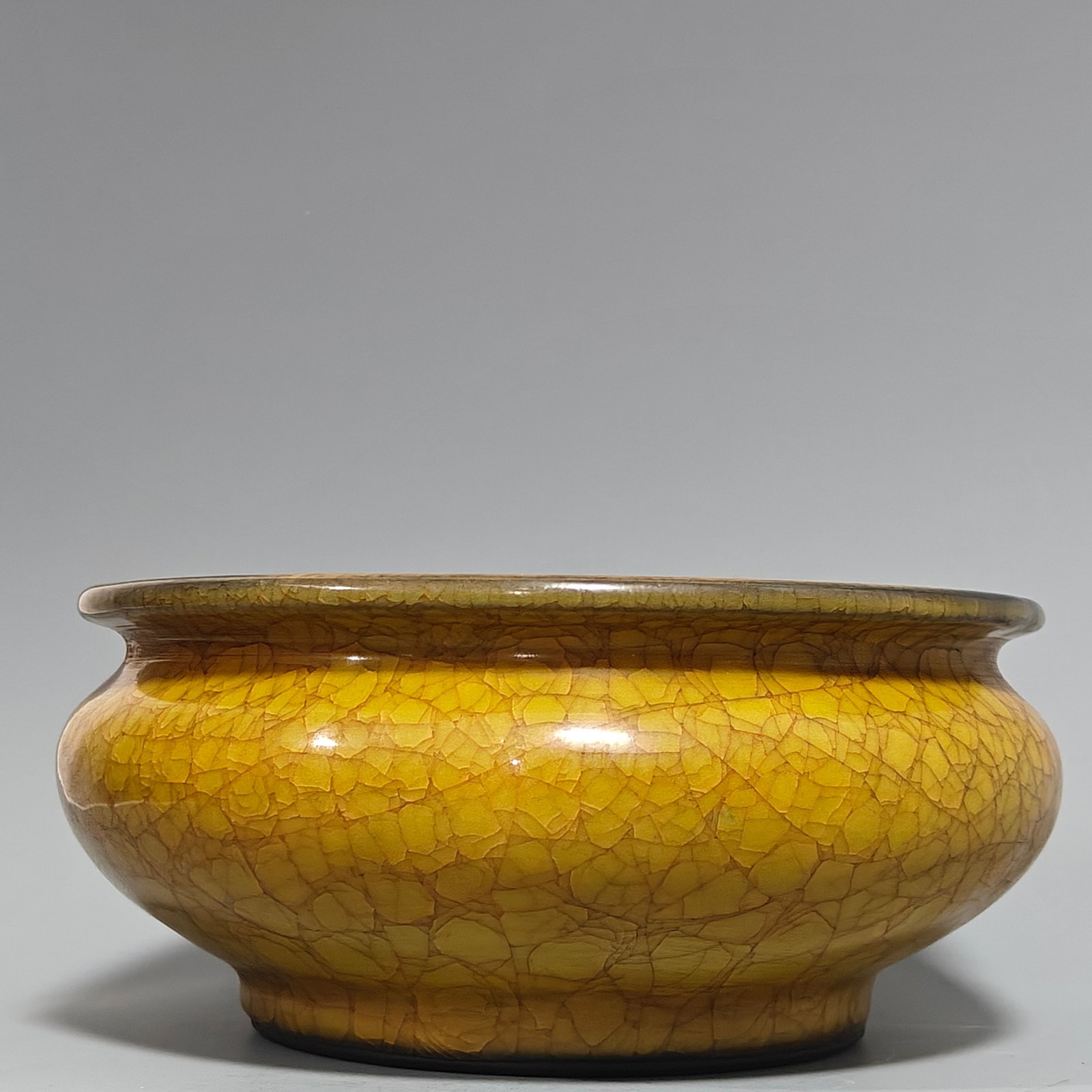 A Exquisite Guanyao Painted Gold Ice crackle pattern Washer: A Exquisite Guanyao Painted Gold Ice crackle pattern Washer,Song Dynasty, China,With Mark,Size:3.5inx8.3in 