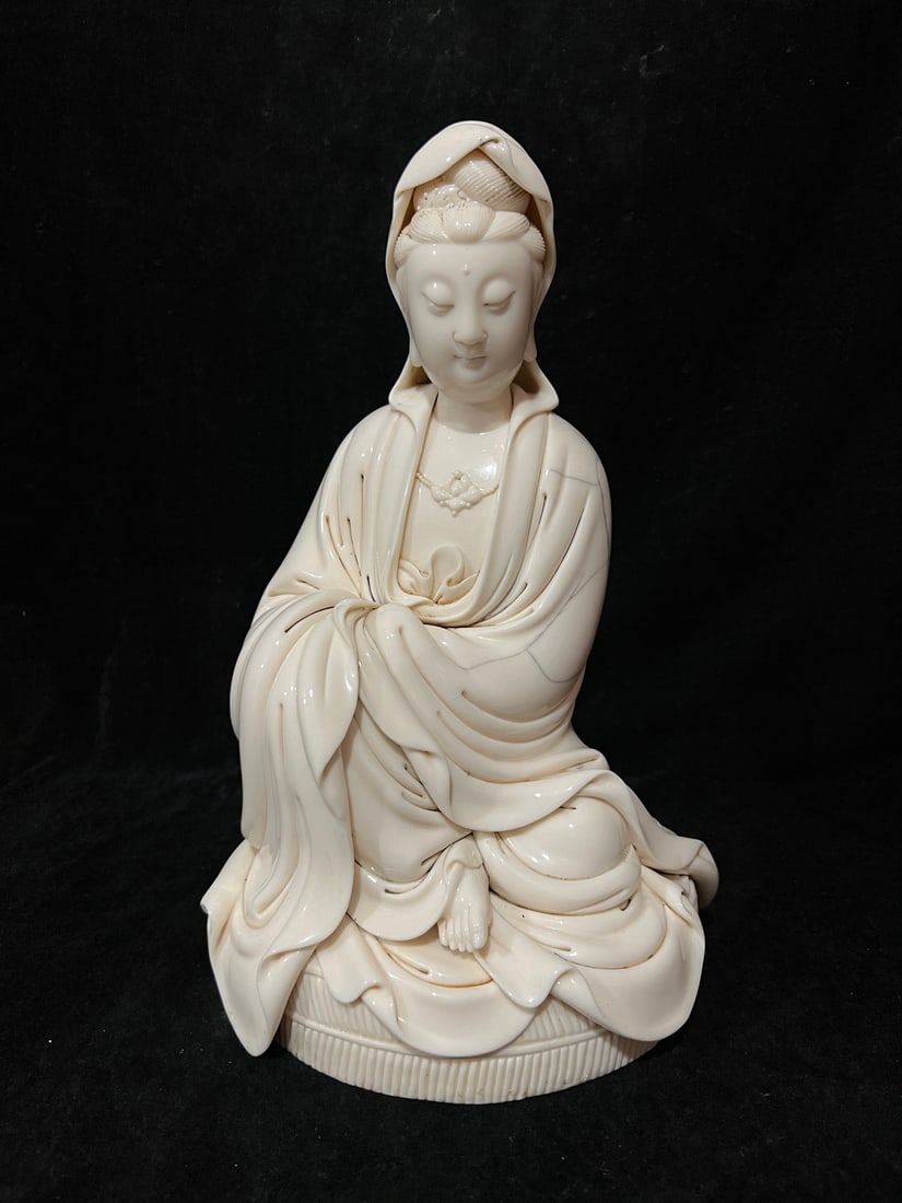 A Exquisite Blance-De-Chine Statue of Avalokitesvara Ornament (1 of 9)