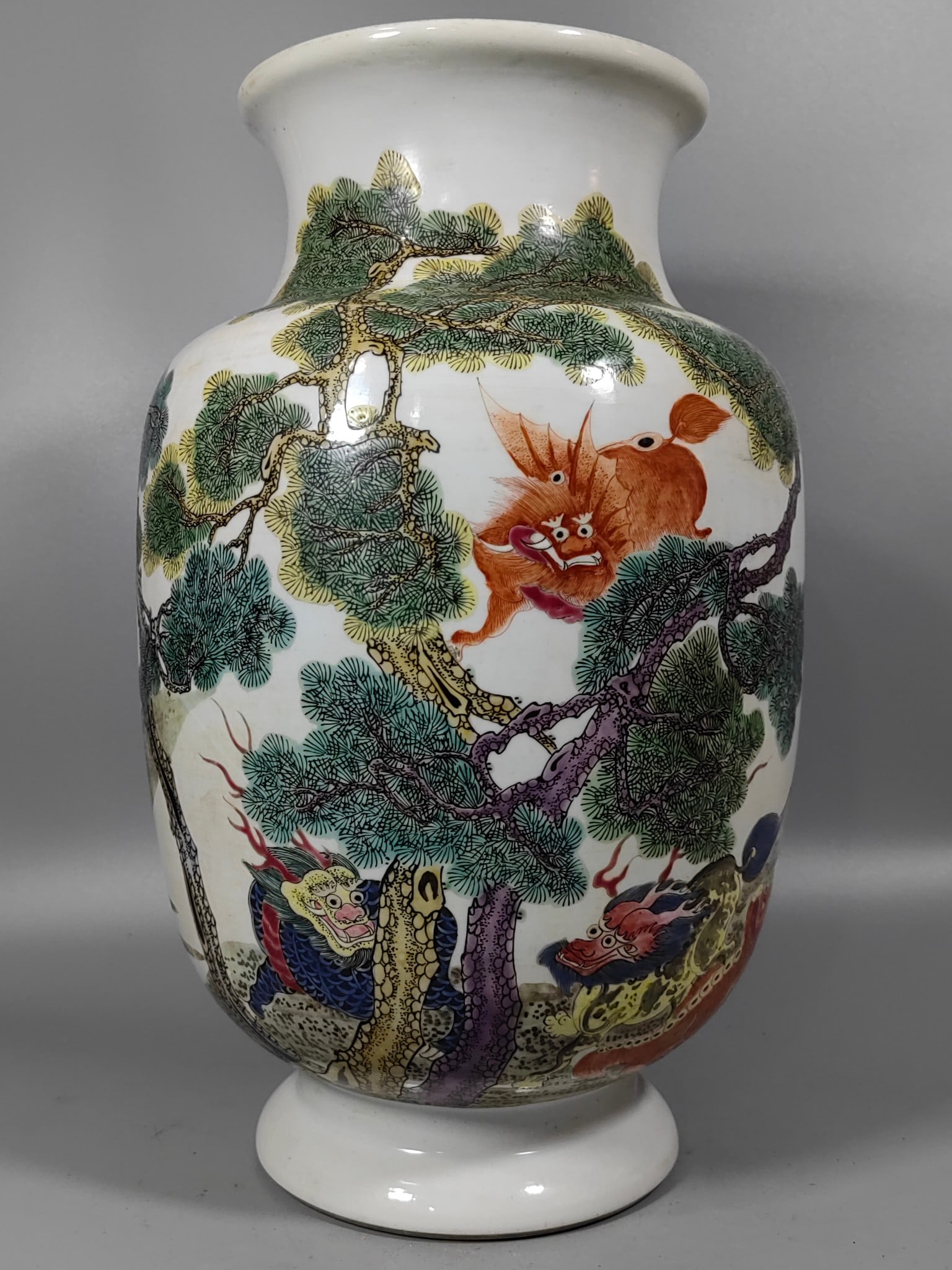 A Exquisite Famille-Rose Auspicious Beast Pattern Vase (1 of 8)