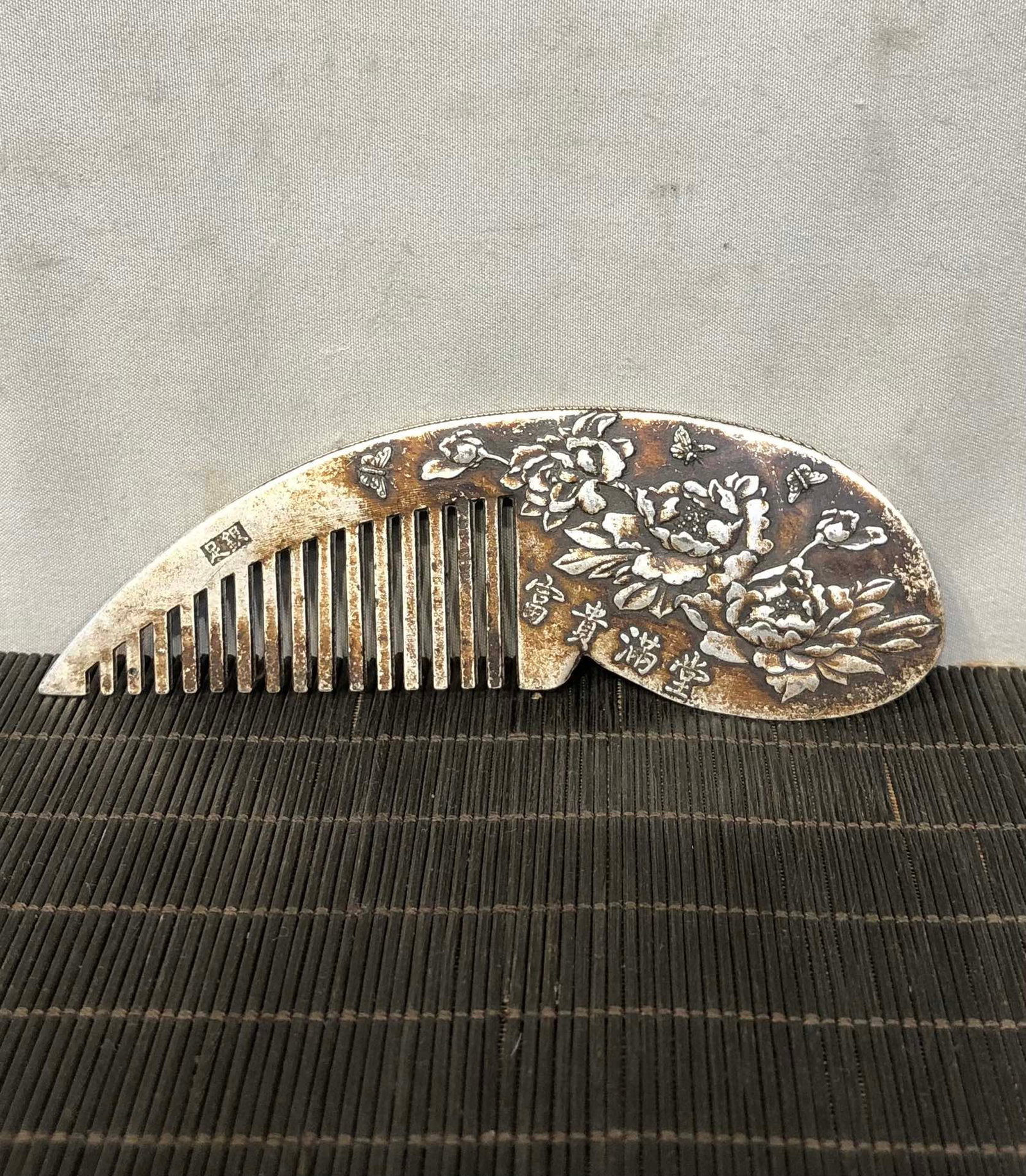A Exquisite Silver-Gilded Bronze Flower Pattern Comb: A Exquisite Silver-Gilded Bronze Flower Pattern Comb,Qing Dynasty, China,Size:4.9inx1.6in 铜鎏银花卉纹梳子,中国清代