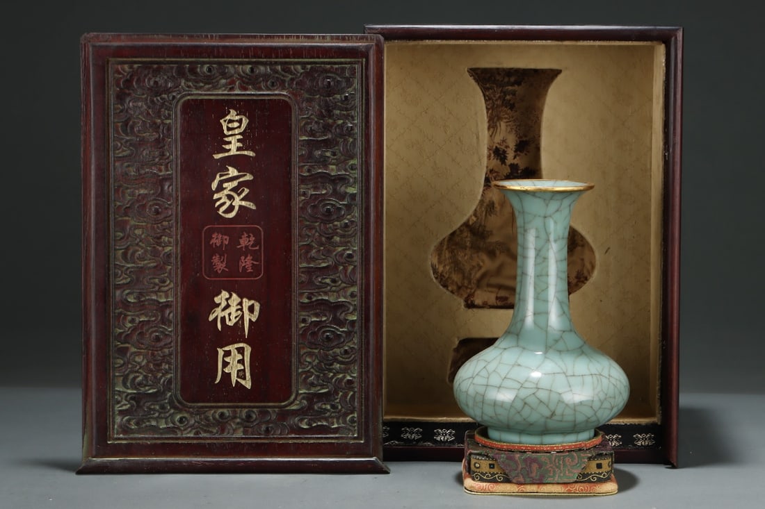 A Exquisite Guan yao Gold Wrapped ice Crackle Pattern Vase: A Exquisite Guan yao Gold Wrapped ice Crackle Pattern Vase,Song Dynasty, China,Size:8inx5.3in 官窑包金冰片纹瓶,中国宋代