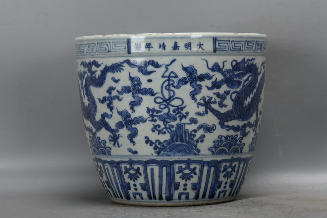 A Exquisite Blue And White Dragon Pattern Vat: A Exquisite Blue And White Dragon Pattern Vat,Ming Dynasty, China,Jiajing Six-character Mark,Size:8.1inx9.8inx9.8inx6.7in 