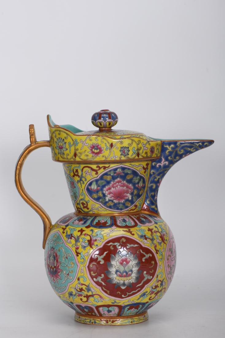 A Exquisite Famille-Rose Painted Gold Flower pattern Ewer: A Exquisite Famille-Rose Painted Gold Flower pattern Ewer,Qing Dynasty, China,Qianlong Four-character Mark,Size:9.3inx7.3inx8.7inx3.1in 