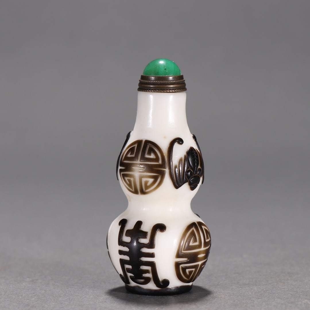 A Exquisite Hotan Jade Bats Pattern Snuff Bottle (1 of 9)