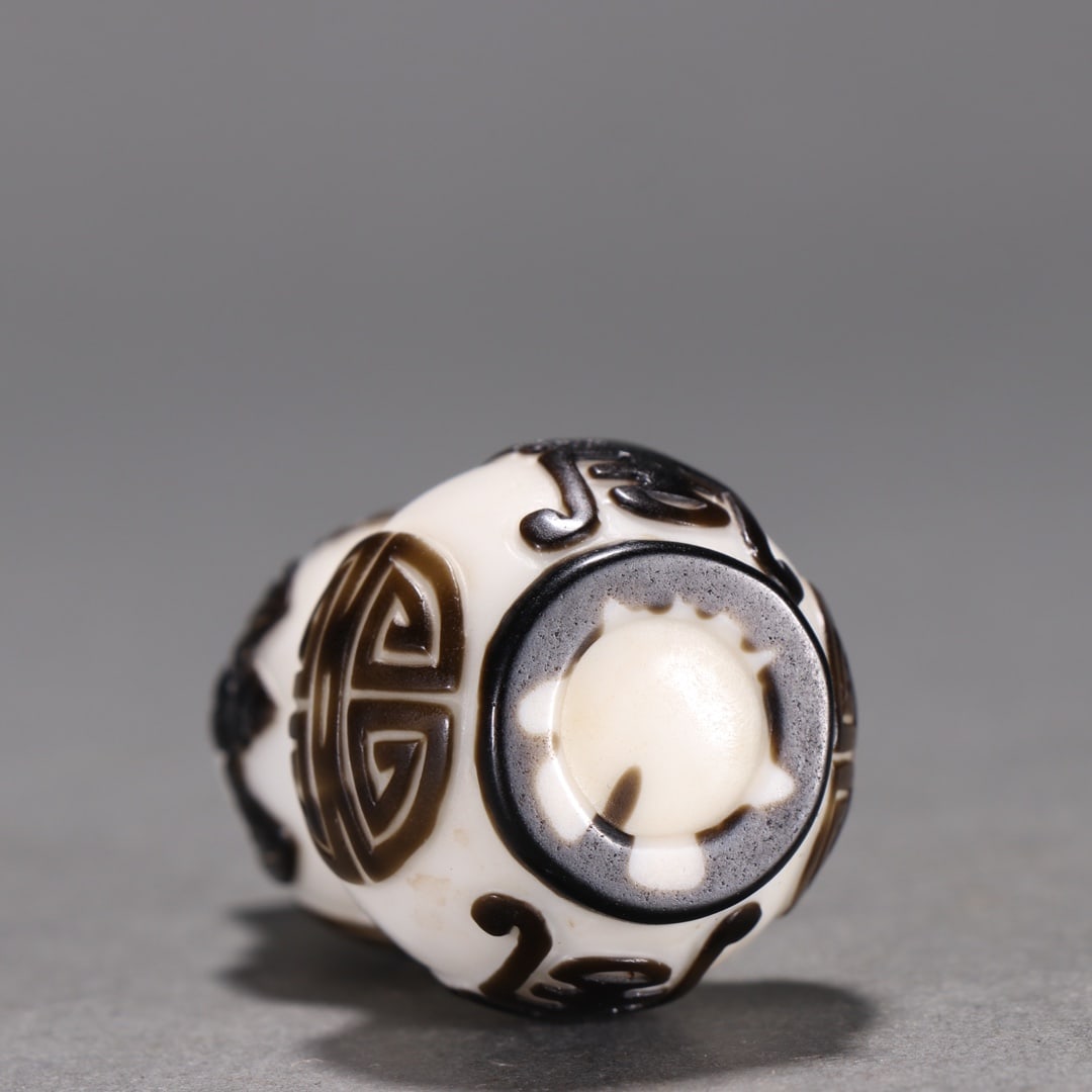 A Exquisite Hotan Jade Bats Pattern Snuff Bottle - 9