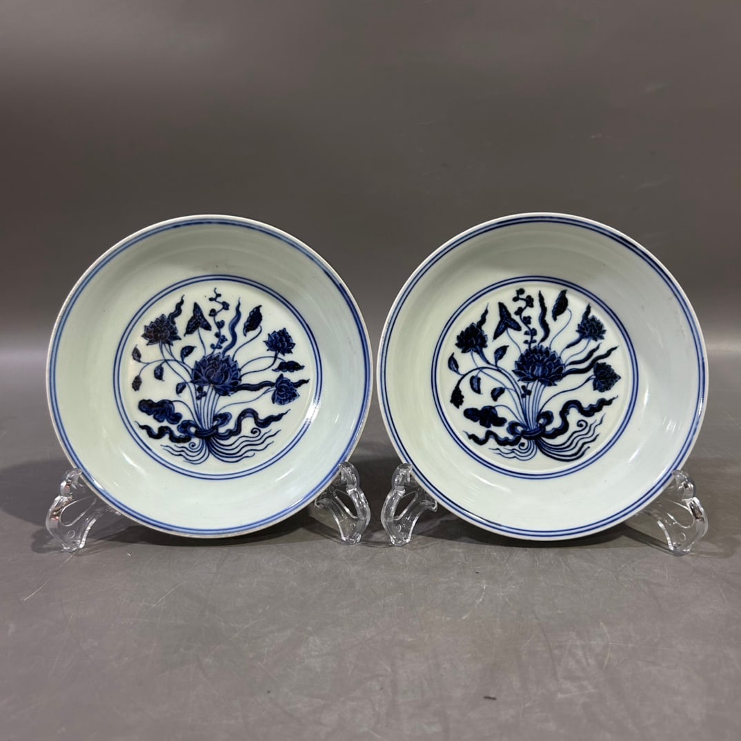 A Set of Exquisite Blue and White Flower Pattern Plate: A pair of Exquisite Blue and White Flower Pattern Plate,Ming Dynasty, China,Size:1.4inx6.5in 一对青花花卉纹盘,中国明代