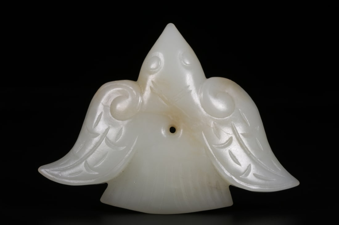 A Exquisite Hotan White Jade Bird: A Exquisite Hotan White Jade Bird,Qing Dynasty, China,Size:3.1inx2.3inx0.6in,Weight:52g 和田白玉鸟,中国清代