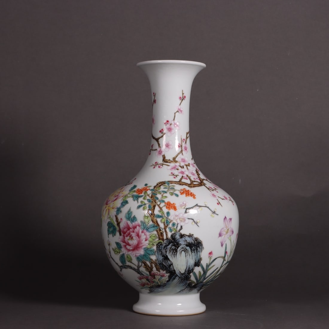 A Exquisite Famille-Rose Flower Pattern Vase (1 of 9)