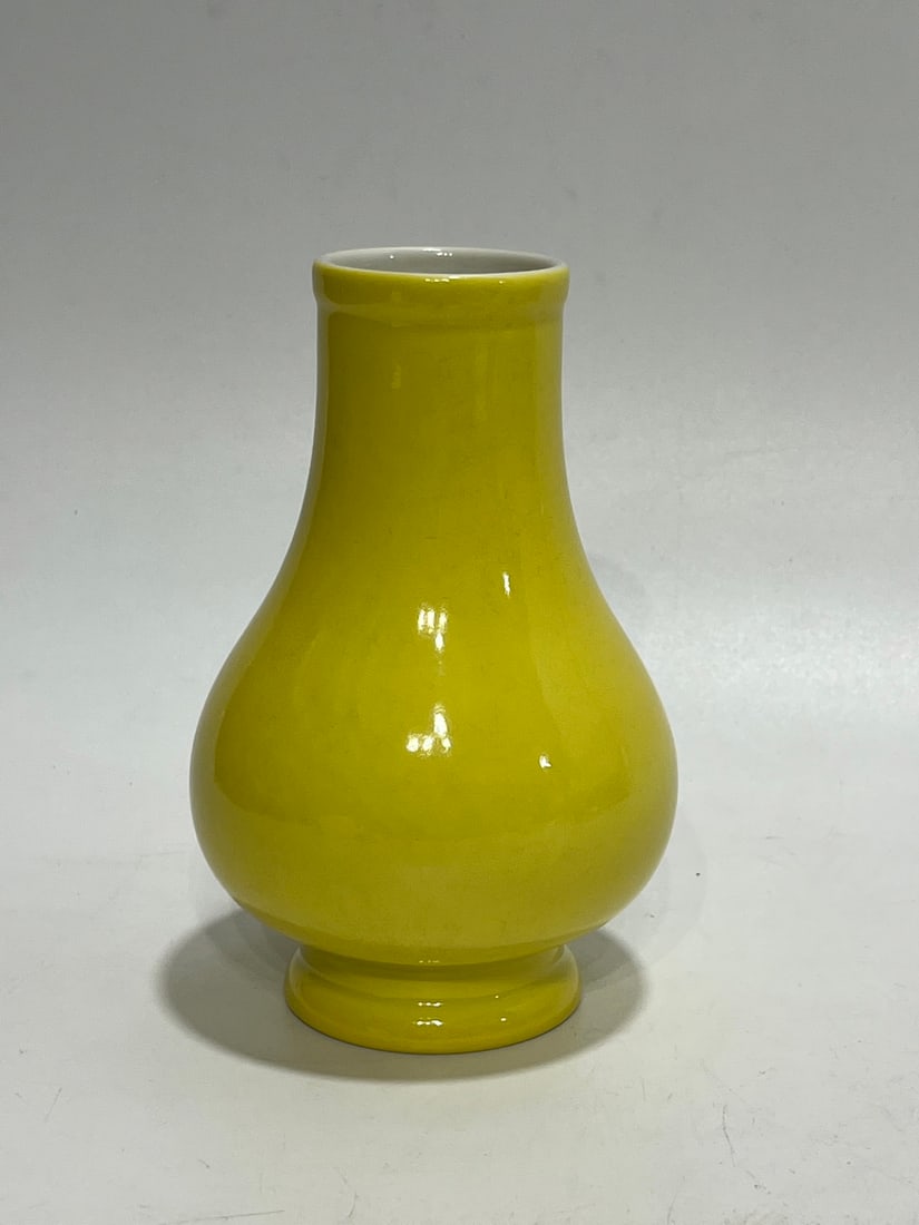 A Exquisite Yellow Glazed Vase: A Exquisite Yellow Glazed Vase,Qing Dynasty, China,Yongzheng Six-character Mark,Size:5.7in 