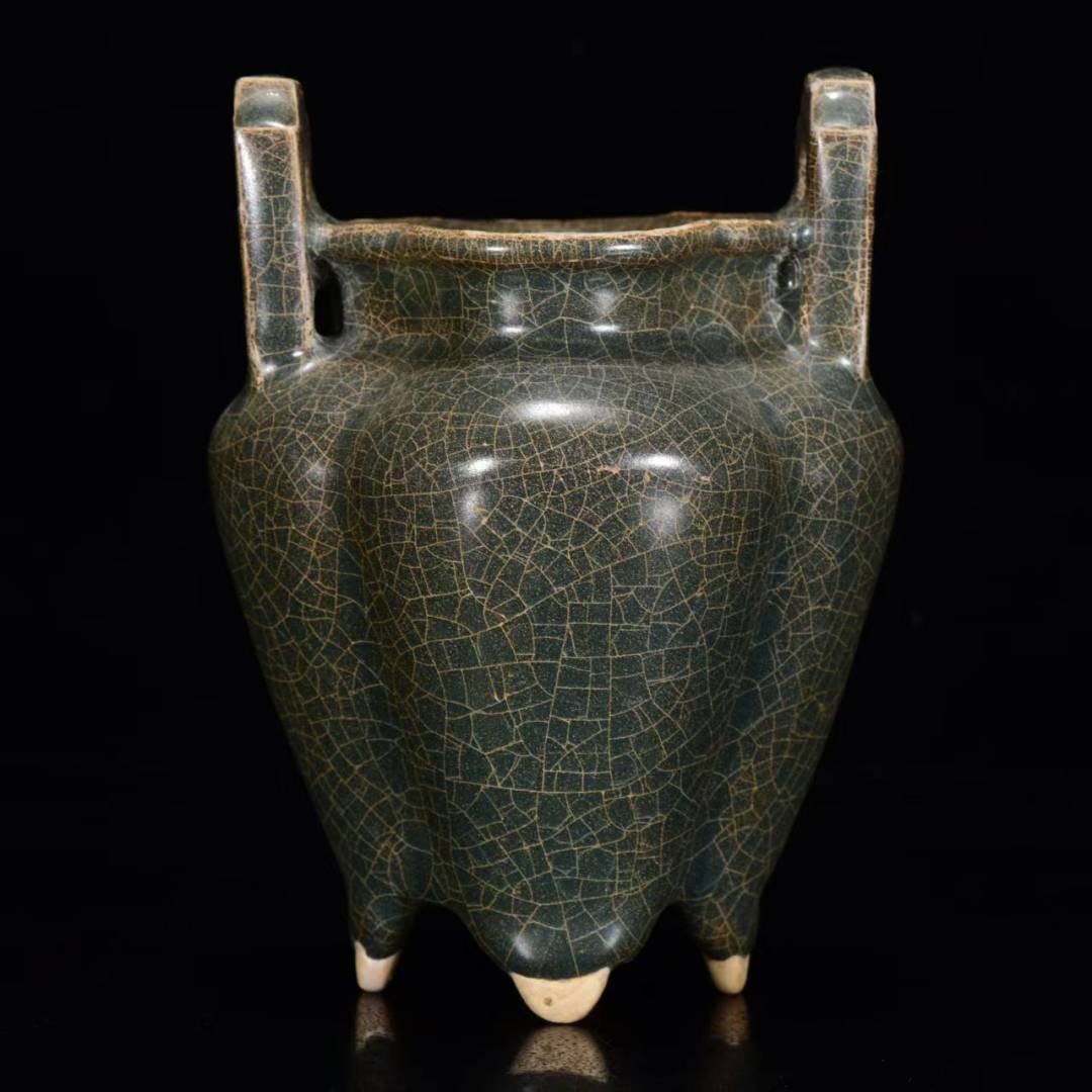 A Exquisite Guanyao Ice crackle pattern Censer: A Exquisite Guanyao Ice crackle pattern Censer,Song Dynasty, China,Size:6.3inx4.3in 官窑冰裂纹炉,中国宋代