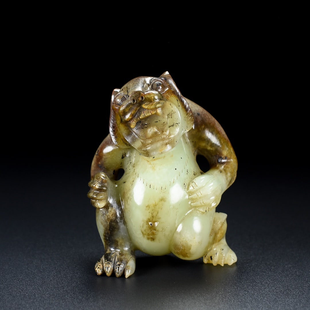 A Exquisite Hotan Jade Bear Hand Ornament: A Exquisite Hotan Jade Bear Hand Ornament,Hang Dynasty, China,Size:2.4inx1.8inx3in,Weight:207g 和田玉熊手把件,中国汉代