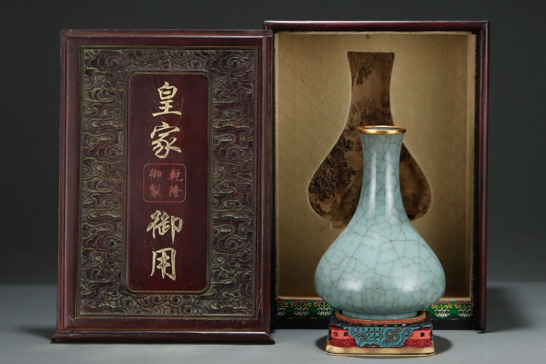 A Exquisite Guan yao Gold Wrapped ice Crackle Pattern Vase: A Exquisite Guan yao Gold Wrapped ice Crackle Pattern Vase,Song Dynasty, China,Size:8.1inx5.6in 官窑包金冰片纹瓶,中国宋代