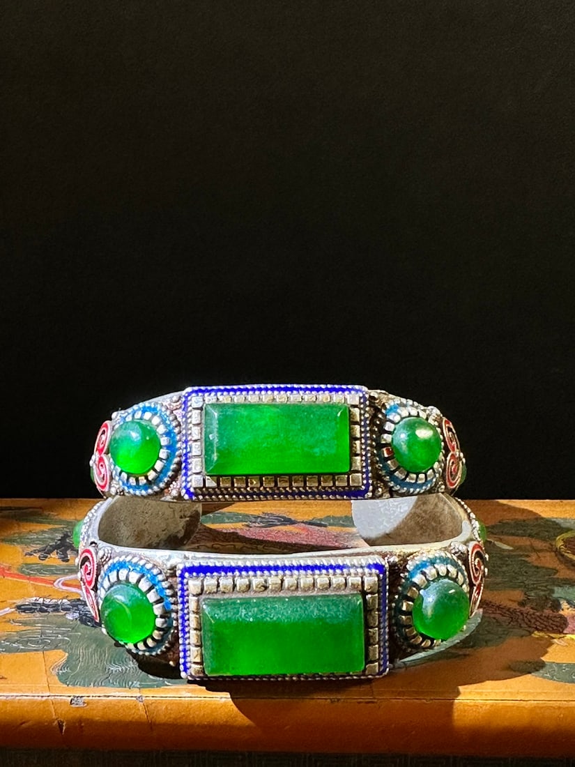 A pair of Exquisite Filigree Inlaid Cloisonne Jadeite Bracelets: A pair of Exquisite Filigree Inlaid Cloisonne Jadeite Bracelets,Qing Dynasty,China,With Mark,Size:2.4in,Weight:90g 
