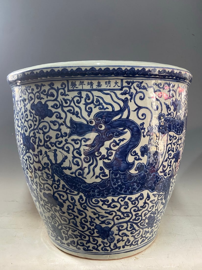 A Exquisite Blue and White Dragon Pattern Vat (1 of 12)