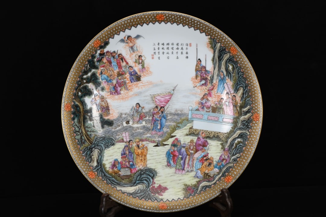 A Exquisite Famille-Rose Painted Gold Figures pattern Plate (1 of 9)