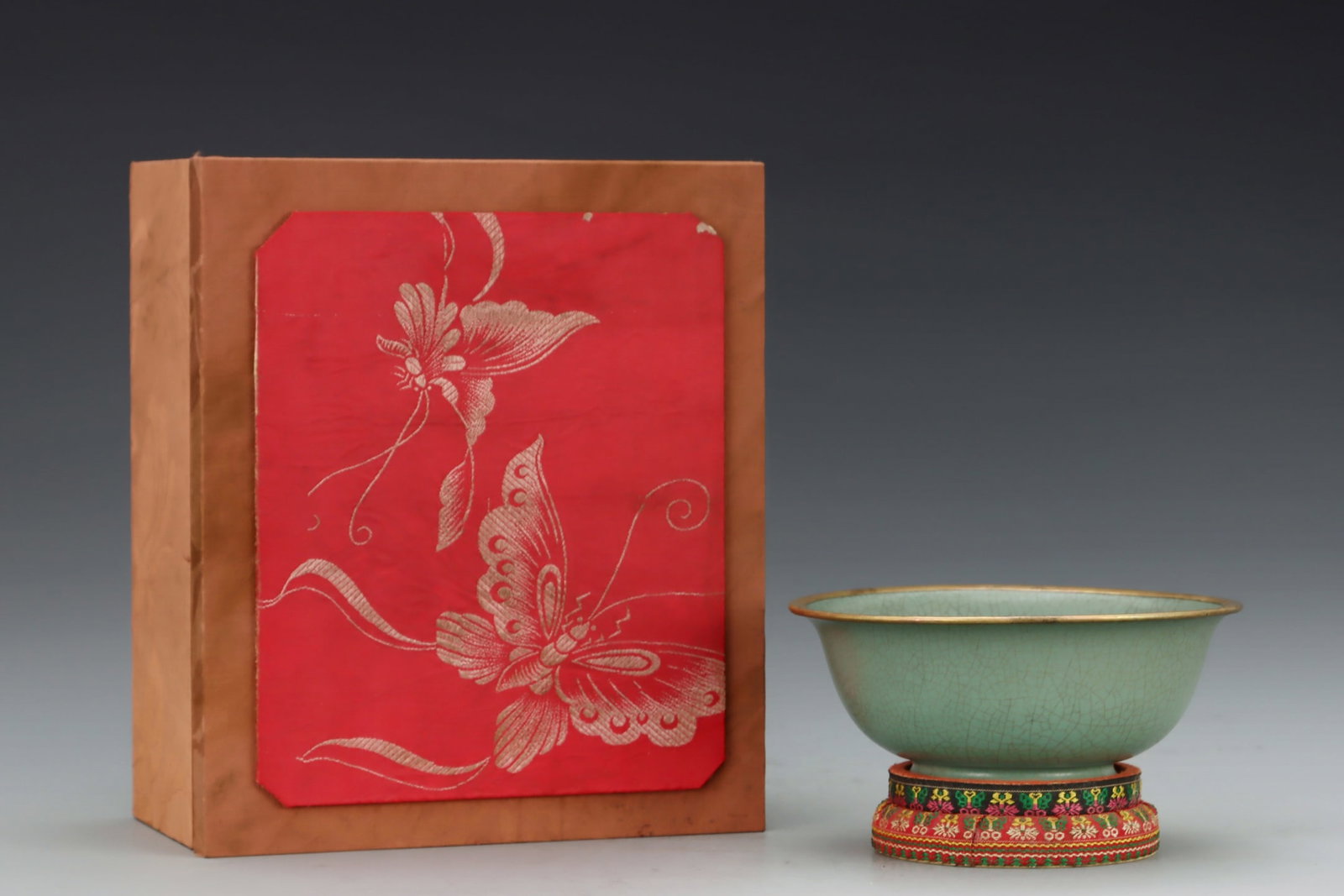 A Exquisite Ru Kiln Sky Blue Glaze Inlaid Gold Bowl (1 of 9)