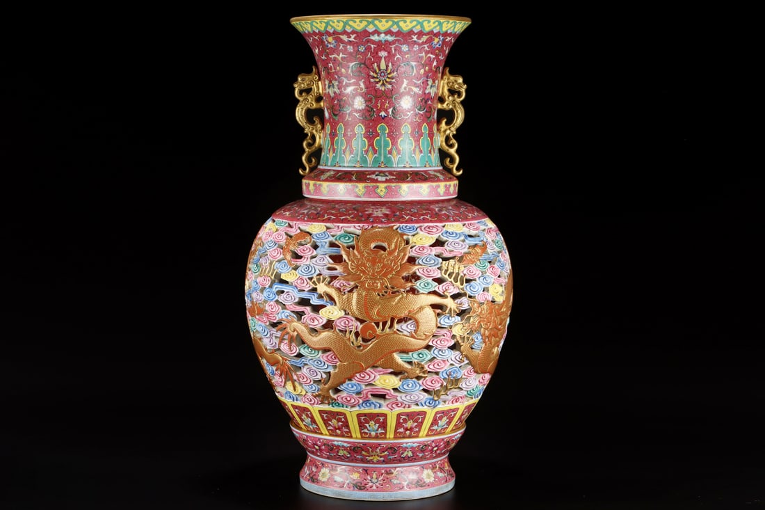 A Exquisite Ruby Red-Glazed Painted Gold Dragon Pattern Vase (1 of 8)