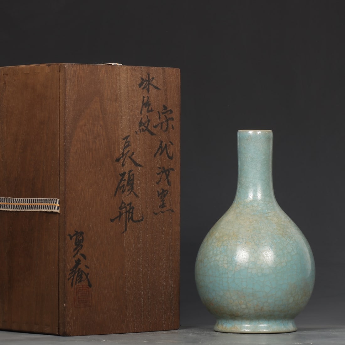 A Exquisite Ru yao ice Crackle Pattern Vase (1 of 9)