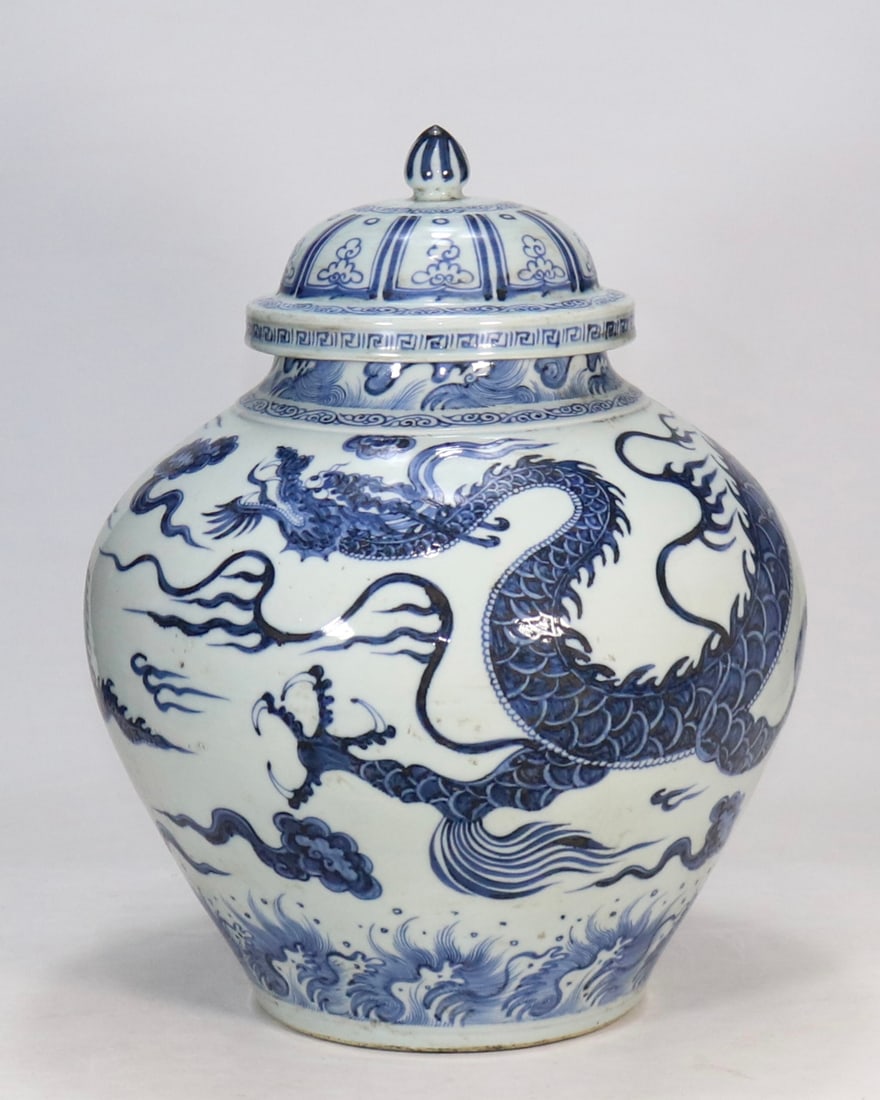 A Exquisite Blue and White Dragon Pattern Jar: A Exquisite Blue and White Dragon Pattern Jar,Yuan Dynasty,China,Size:16.3inx5.9in 青花龙纹罐,中国元代