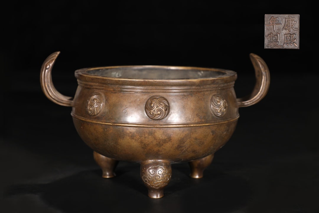 A Exquisite Coppery Double-Ears Tripod Censer: A Exquisite Coppery Double-Ears Tripod Censer,Qing Dynasty,China,Kangxi Four-character Mark,Size:7.4inx8.9inx12.6in,Weight:4650g 