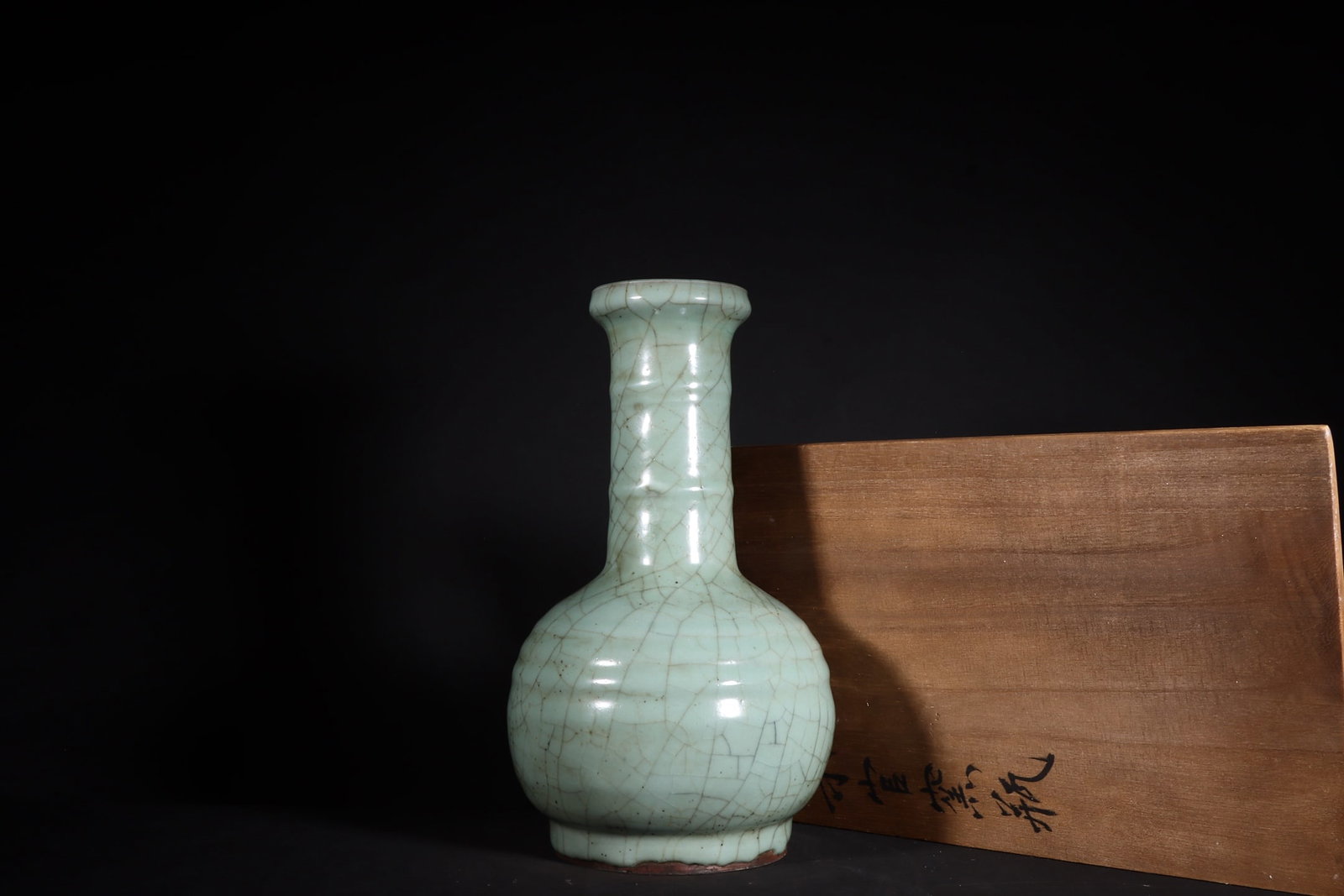 A Exquisite Guan Kiln Celadon Glazed Ice Crackle Pattern Vase (1 of 9)