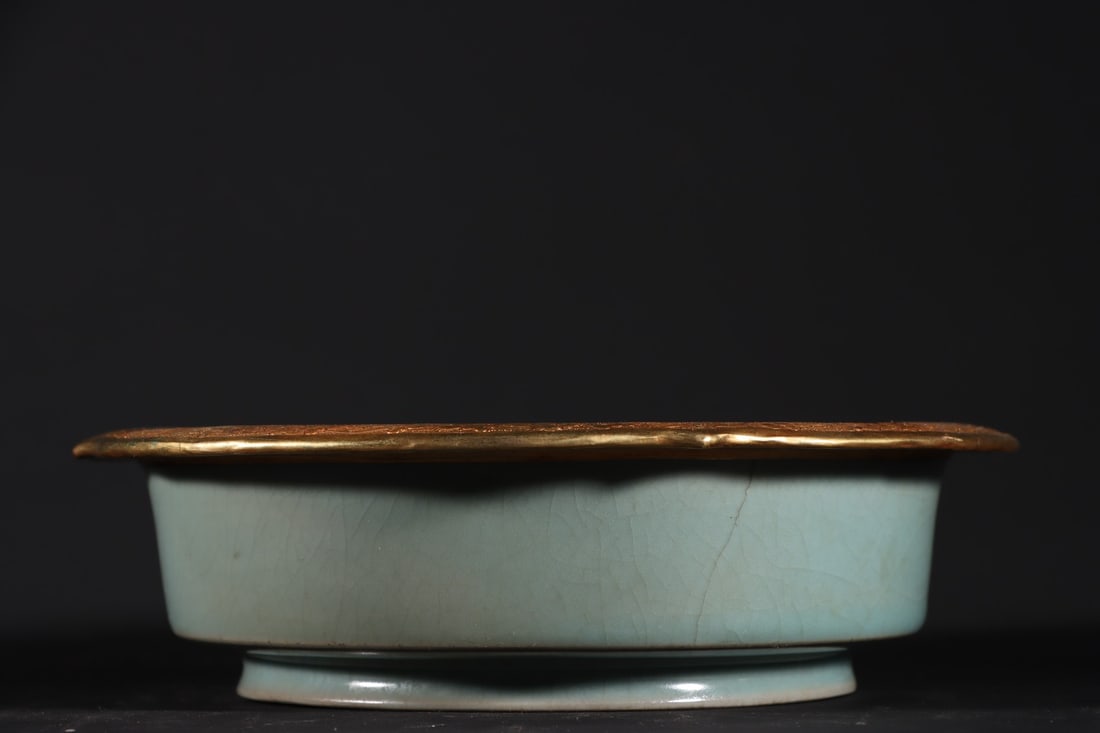 A Exquisite Ru yao Sky Blue Glazed Cover with Gold Washer: A Exquisite Ru yao Sky Blue Glazed Cover with Gold Washer,Song Dynasty,China,Size:2inx7.5in 汝窑天青釉包金洗,中国宋代