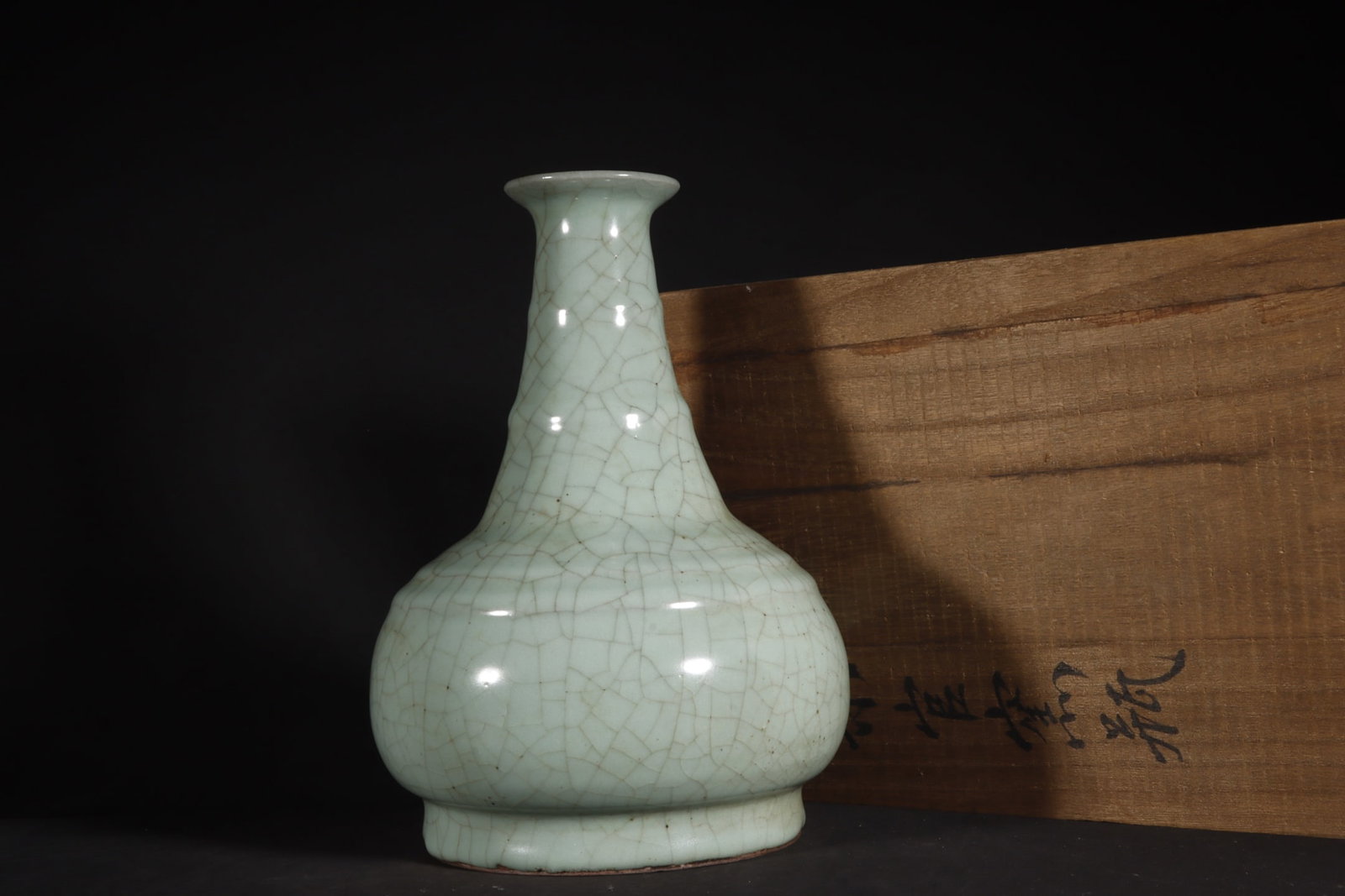 A Exquisite Guan Kiln Celadon Glazed Ice Crackle Pattern Vase (1 of 9)