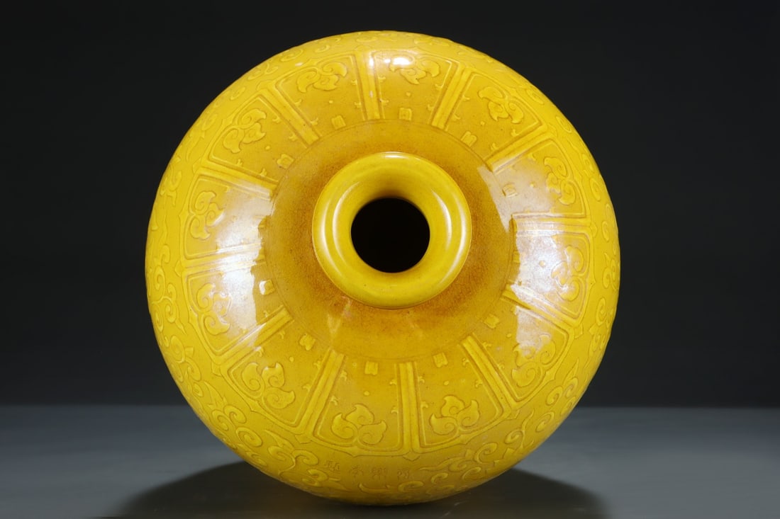 A Exquisite Yellow Glazed Lotus Pattern Dragon Pattern Vase - 4