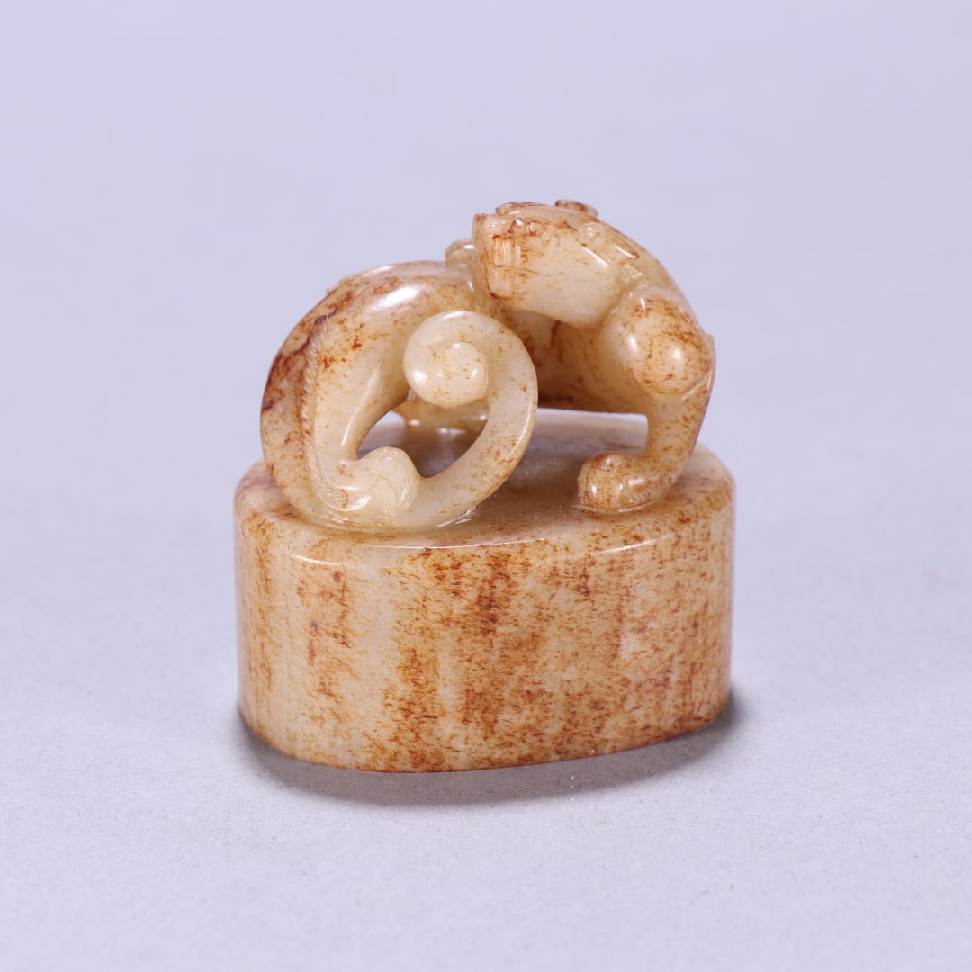 A Exquisite Hotan Jade Dragon Seal: A Exquisite Hotan Jade Dragon Seal,Han Dynasty, China,Size:1.8inx1.7in, Weight:99.2g 和田玉龙印章,中国汉代