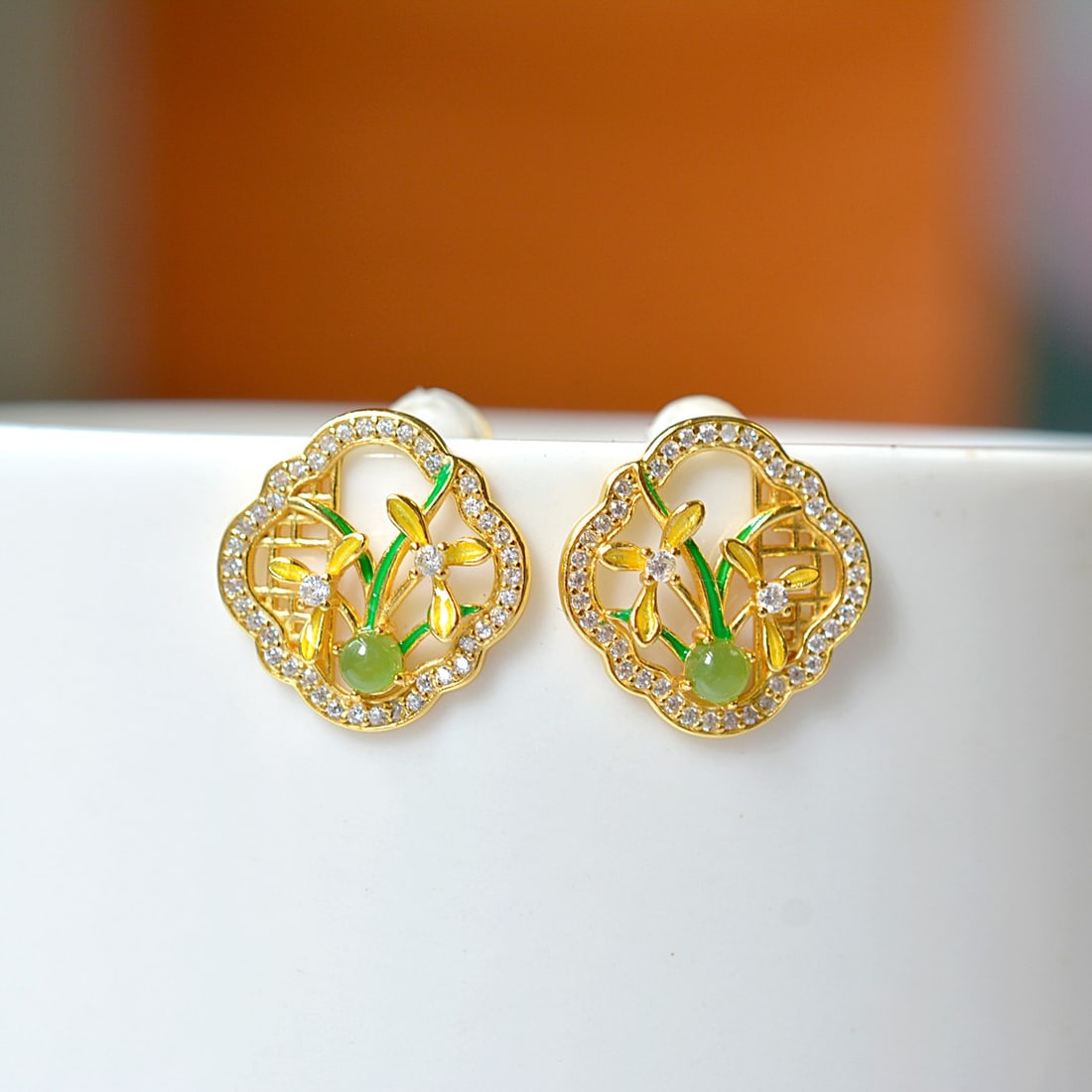 A pair of Exquisite Silver Inlaid Jasper Flower-patterned Ear Stud: A pair of Exquisite Silver Inlaid Jasper Flower-patterned Ear Stud,Size:0.1inx0.1in 一对银镶和田碧玉兰花耳钉