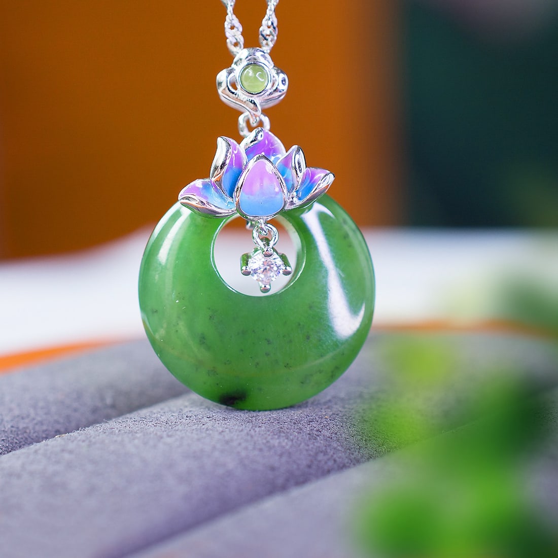 A Exquisite Silver Inlaid Jasper Flower-patterned Pendant: A Exquisite Silver Inlaid Jasper Flower-patterned Pendant,Size:0.8inx0.8in 银镶和田碧玉公主扣吊坠