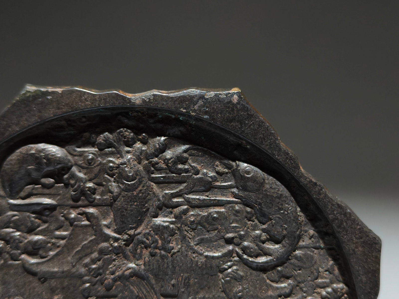 An Archaic Bronze Fish Pattern Mirror - 6