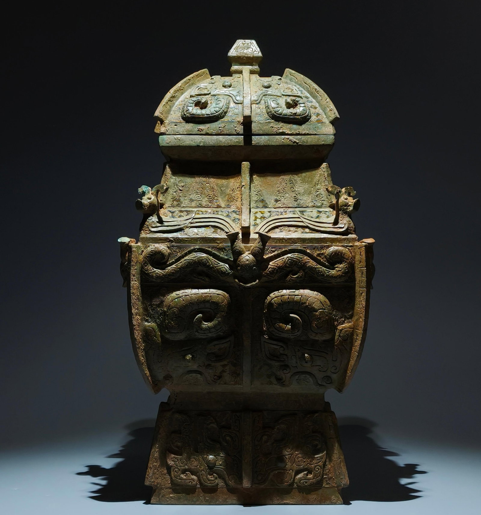 An Archaic Bronze Beast-Face and Chi-Dragon Pattern Food Vessel (1 of 15)