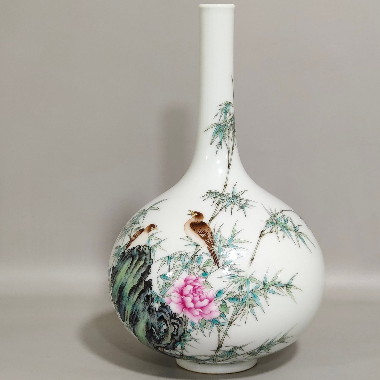 An Exquisite Famille-Rose Flower and Bird Pattern Vase: An Exquisite Famille-Rose Flower and Bird Pattern Vase,Qing Dynasty,China,Yongzheng Six-character Mark,Size:8.1inx4.5in 粉彩花鸟纹瓶,中国清代