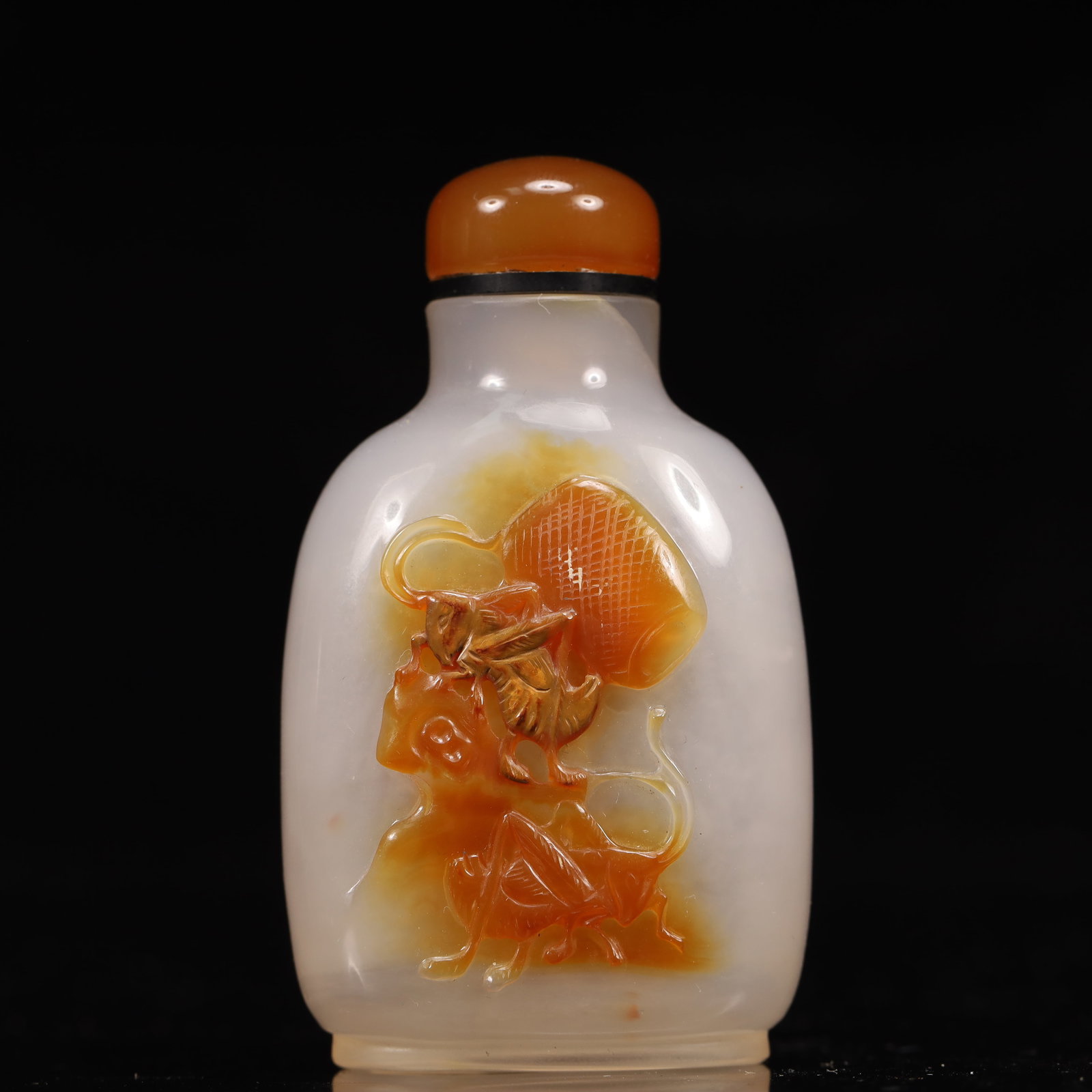 An Exquisite Agate Insect Pattern Snuff Bottle: An Exquisite Agate Insect Pattern Snuff Bottle,Qing Dynasty, China,Size:1.6inx1inx3in,Weight:57g 玛瑙昆虫纹鼻烟壶,中国清代
