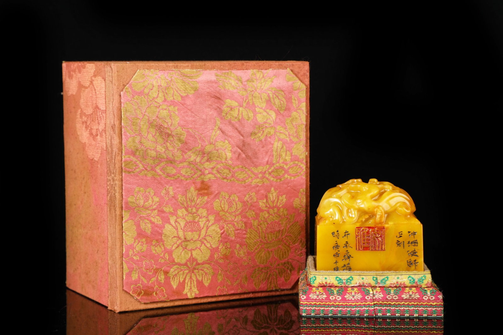 An Exquisite Tianhuang Stone Chi-Dragon Pattern Seal,With Poem: An Exquisite Tianhuang Stone Chi-Dragon Pattern Seal,With Poem,Qing Dynasty, China,Size:2.8inx3in,Weight:691g 田黄石螭龙纹印章,带诗文,