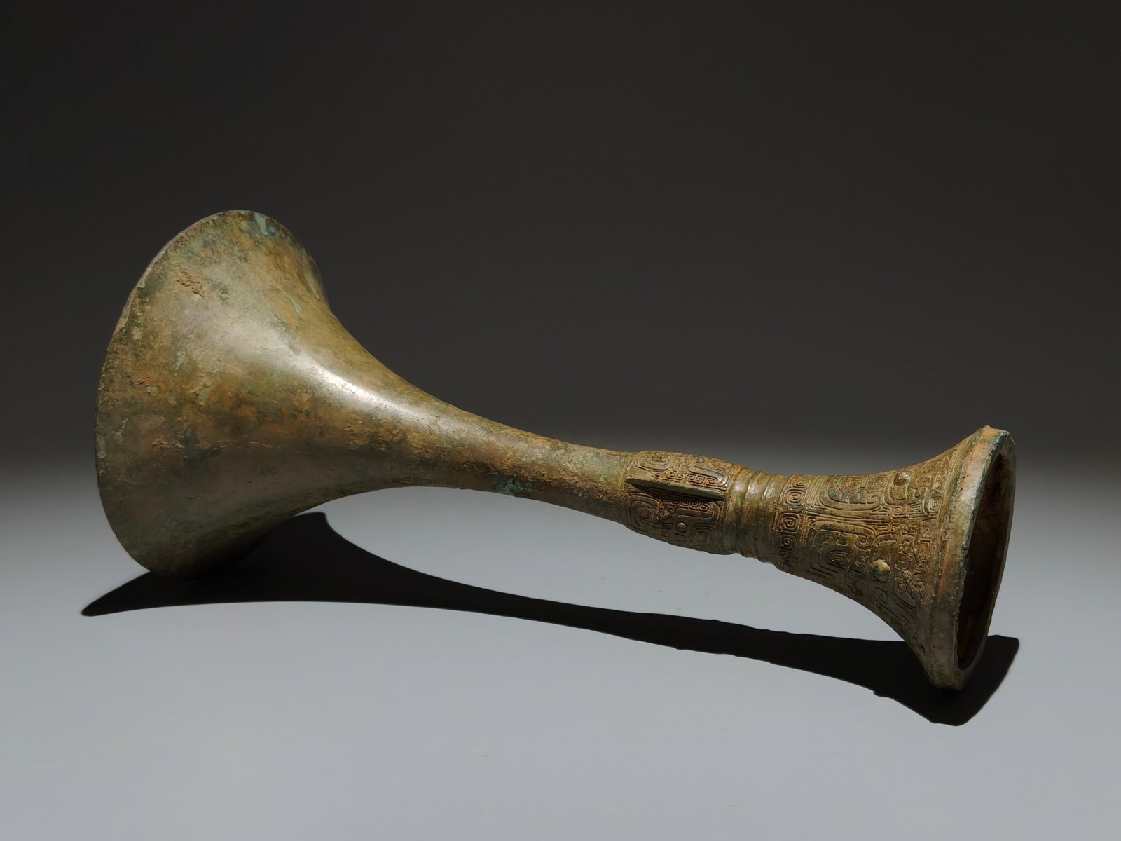 An Archaic Bronze Beast-Face Pattern Libation Cup - 7