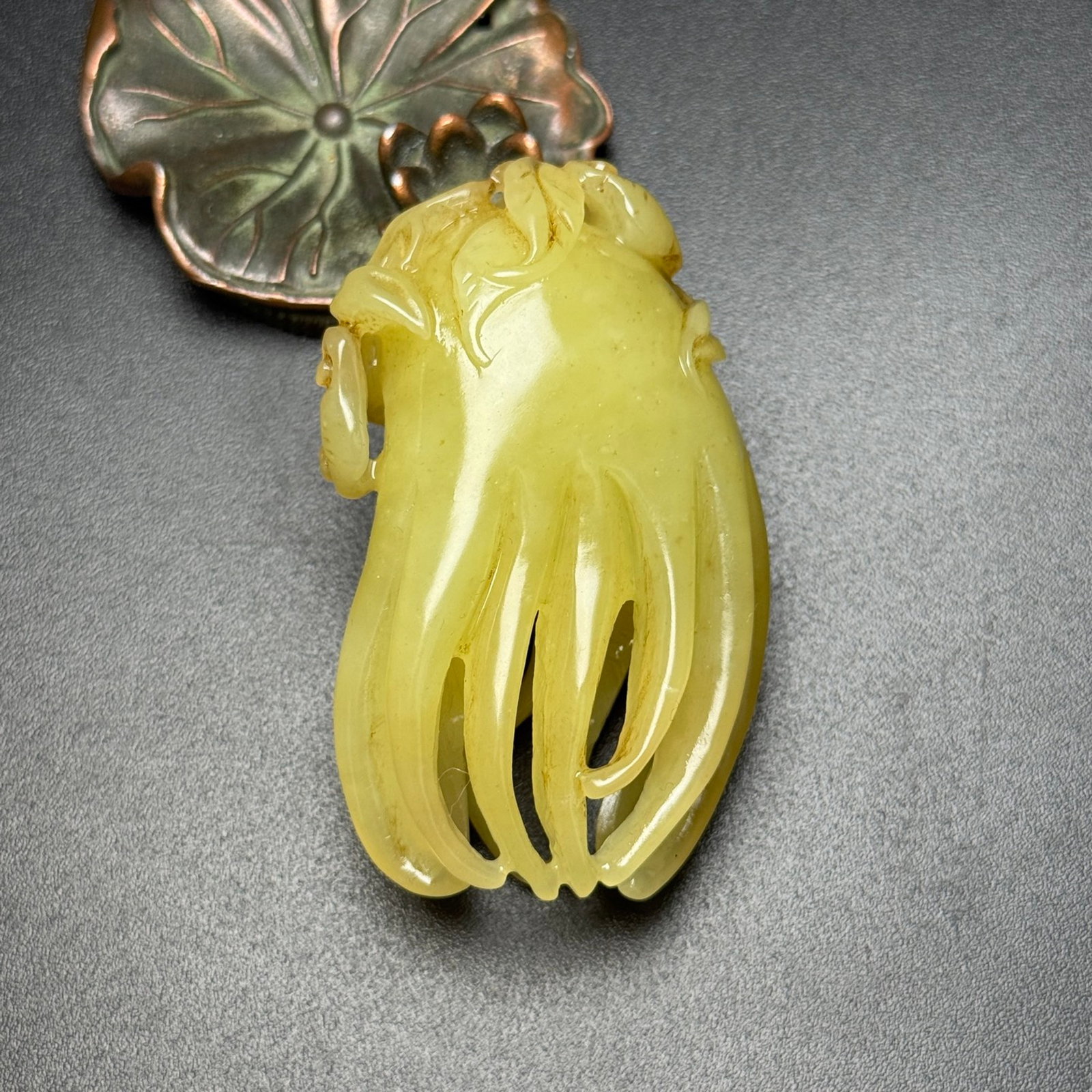 An Exquisite White Jade Bergamot Pendant: An Exquisite White Jade Bergamot Pendant,Qing Dynasty,China,Size:65mmx39mmx21mm,Weight:65g 白玉佛手挂件,中国清代