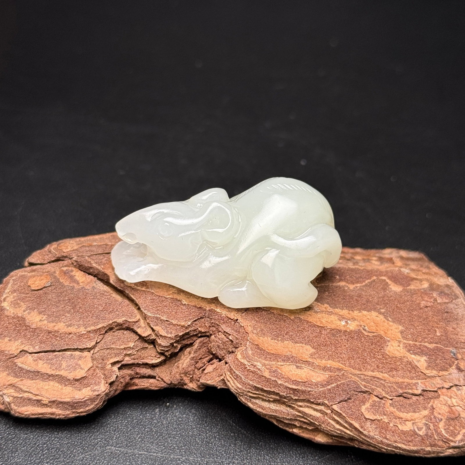 An Exquisite White Jade Mouse Pendant: An Exquisite White Jade Mouse Pendant,Qing Dynasty,China,Size:40mmx24mmx19mm,Weight:20g 白玉老鼠挂件,中国清代