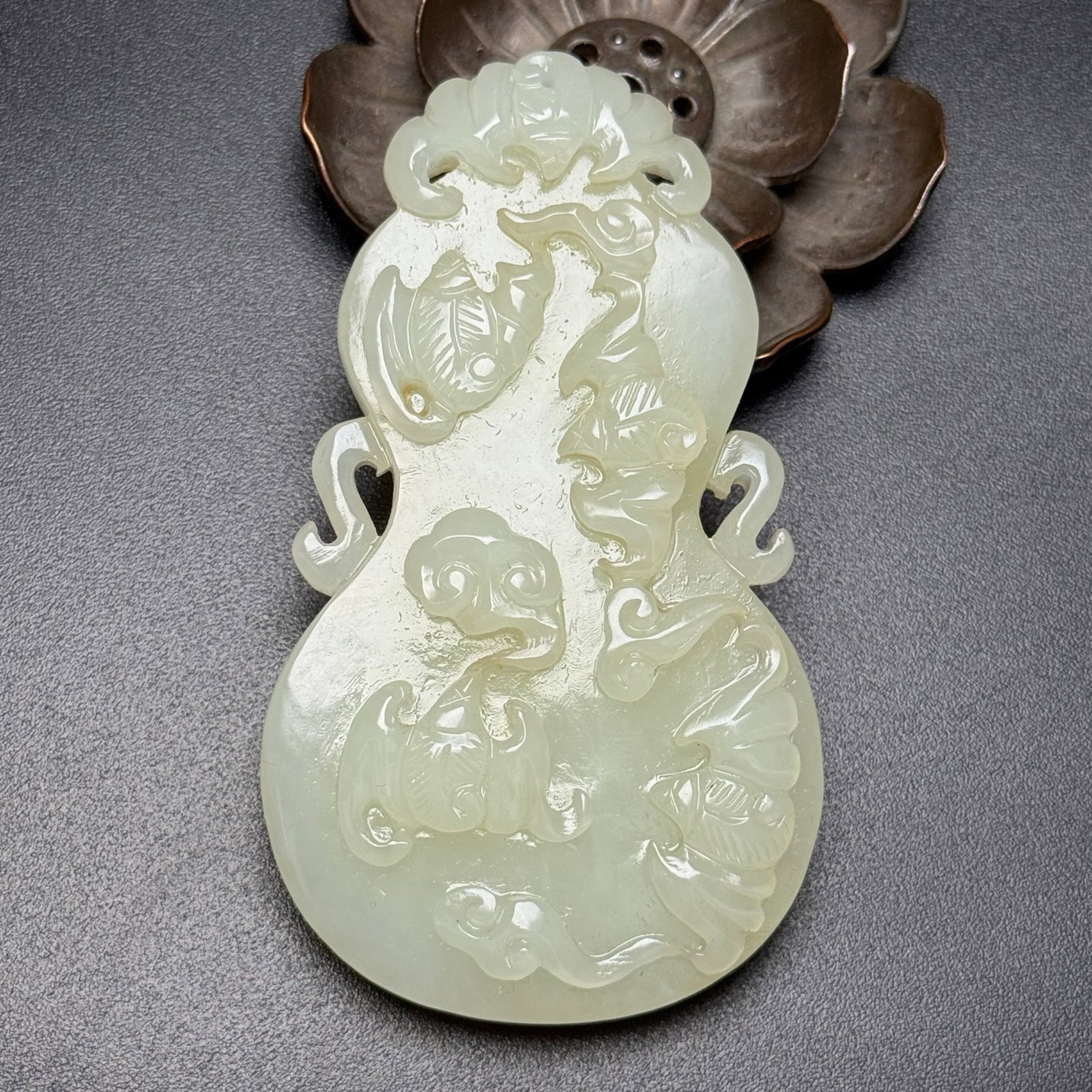 An Exquisite White Jade Bats Pattern Gourd Pendant: An Exquisite White Jade Bats Pattern Gourd Pendant,Qing Dynasty,China,Size:86mmx50mmx12mm,Weight:80g 白玉蝙蝠纹葫芦挂件,中国清&#