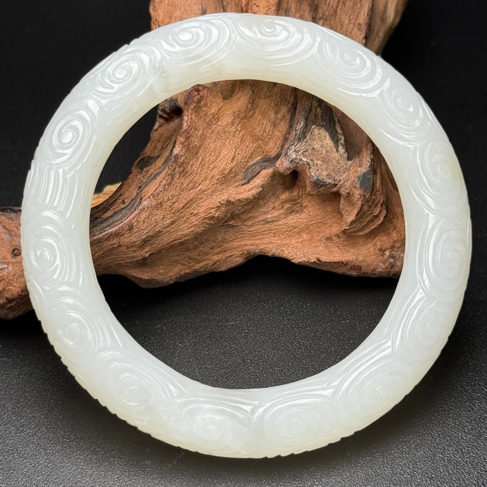 An Exquisite White Jade Auspicious Cloud Pattern Bracelets: An Exquisite White Jade Auspicious Cloud Pattern Bracelets,Qing Dynasty,China,Size:57mmx81mmx11.5mm,Weight:70g 白玉祥云纹手镯,中国清代