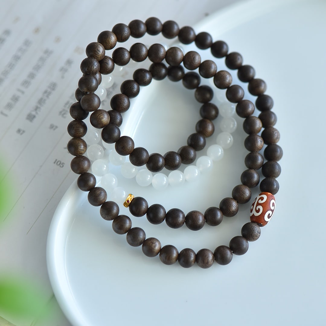 An Exquisite White Jade Eaglewood Bracelets: An Exquisite White Jade Eaglewood Bracelets,Size:6mmx108mm 白玉沉香木手串