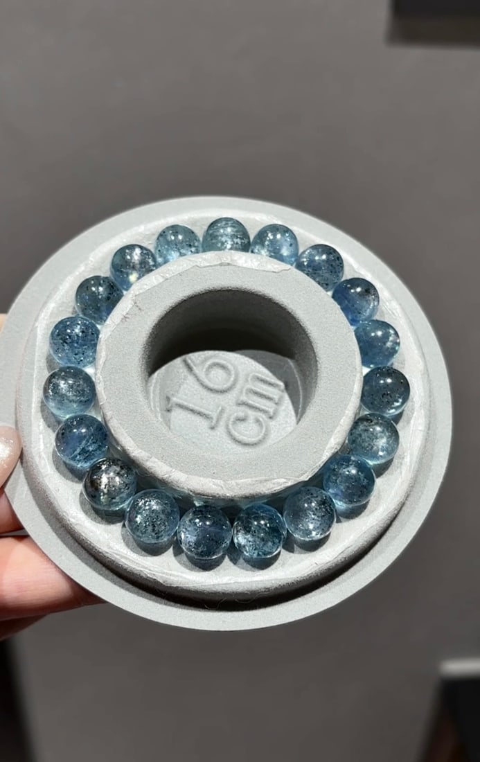 An Exquisite Aquamarine Bracelets: An Exquisite Aquamarine Bracelets,Size:10mm,Weight:28g 海蓝宝手串