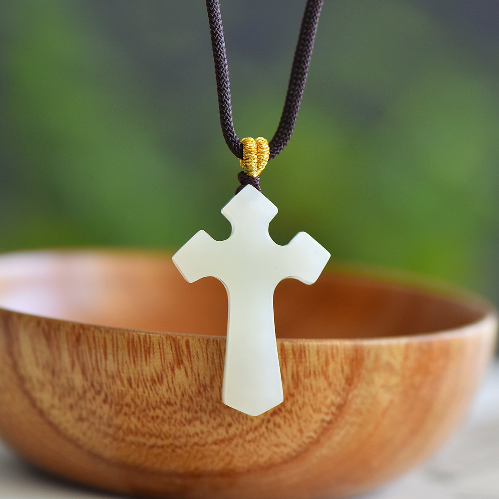 An Exquisite White Jade Pendant: An Exquisite White Jade Pendant,Size:42mmx28mm 寓意:保佑吉祥 和睦 和平 白玉吊坠