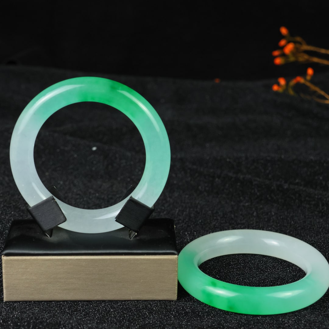 An Exquisite Pair of Jadeite Bracelets: An Exquisite Pair of Jadeite Bracelets，Size:61mmx14mm 一对翡翠手镯