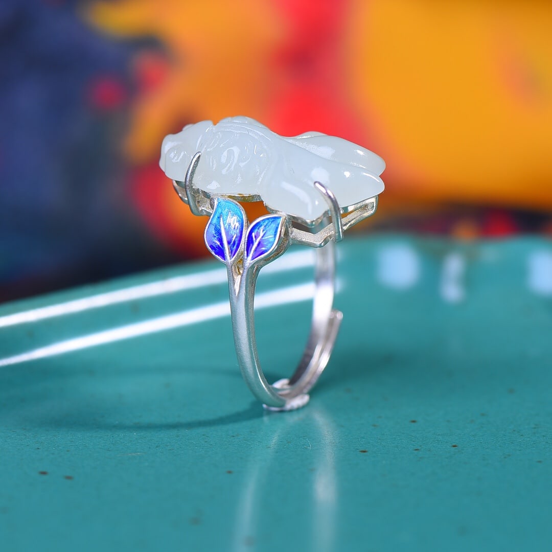 An Exquisite Sterling Silver Inlaid White Jade Enamel Ring: An Exquisite Sterling Silver Inlaid White Jade Enamel Ring,Size:14mmx23mm 纯银镶白玉珐琅戒指