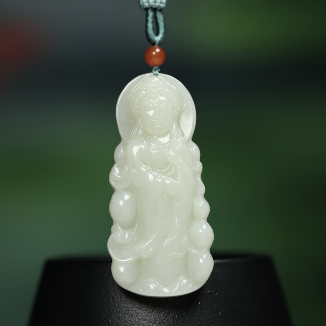 An Exquisite White Jade Avalokitesvara Pendant: An Exquisite White Jade Avalokitesvara Pendant,Size:24mmx54mm (寓意)吉祥 保平安 大慈大悲 救苦救难 
