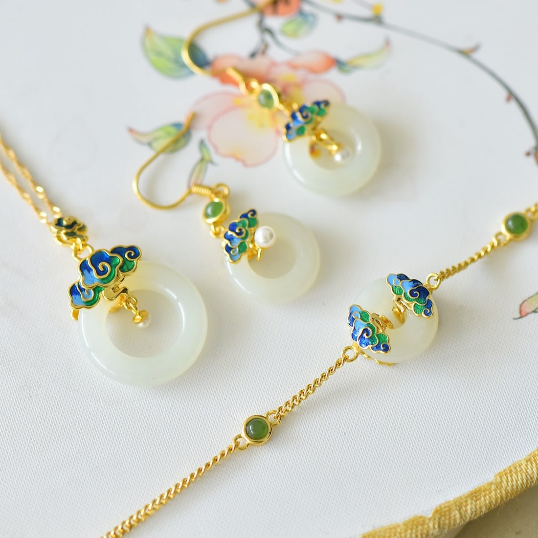 A Set of Fine Sterling Silver-Gold Plated Inlaid White Jade Jewelrys,Inlaid Pearls: A Set of Fine Sterling Silver-Gold Plated Inlaid White Jade Jewelrys,Inlaid Pearls 一套纯银镀金镶白玉首饰,嵌珍珠