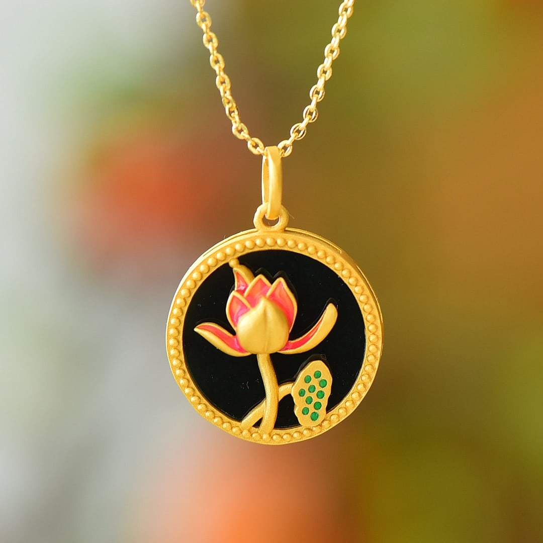 An Exquisite Sterling Silver-Gold Plated Inlaid Black Jade Pendant: An Exquisite Sterling Silver-Gold Plated Inlaid Black Jade Pendant 纯银镀金镶黑玉吊坠